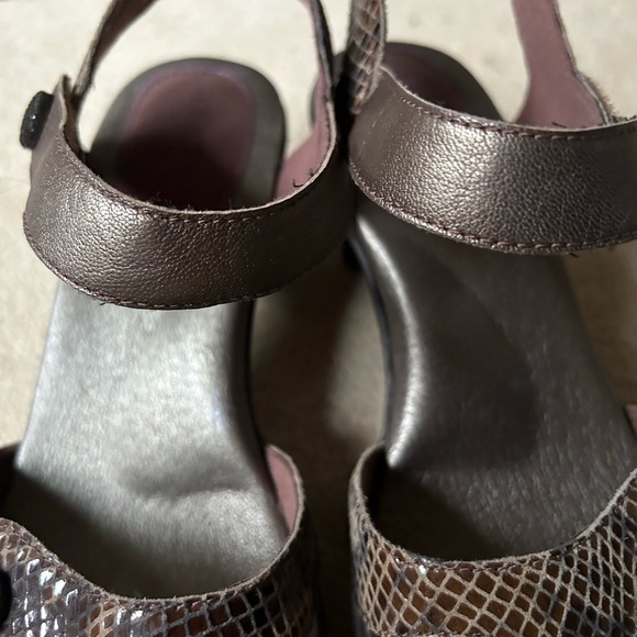 Aravon shoes by New Balance. Snakeskin pattern adjustable toe and ankle strap - Picture 3 of 6